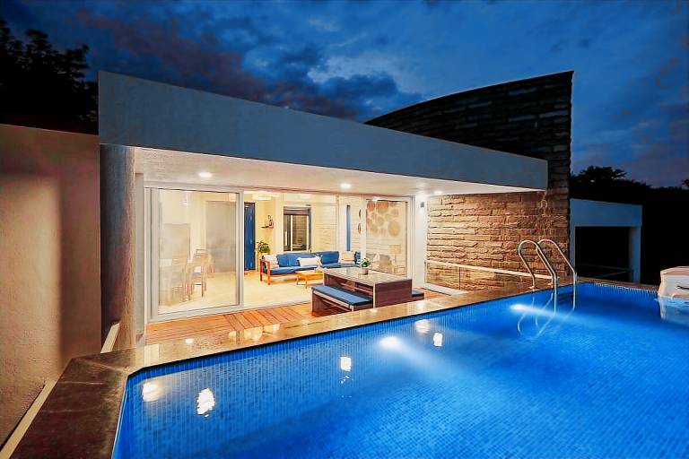 Vacation home with pool, BBQ & yard | Pets are welcome — photo 2