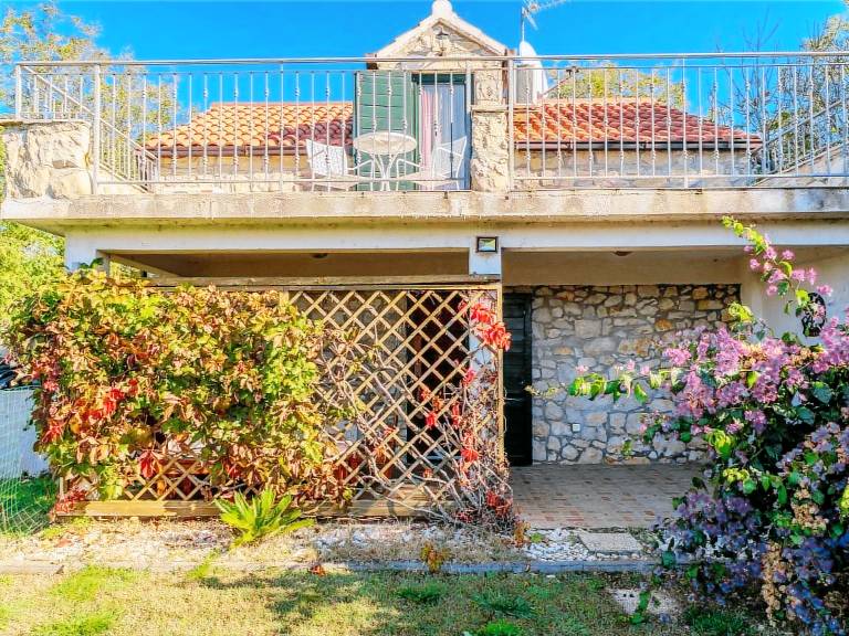 Vacation home with yard, patio & grill — photo 3