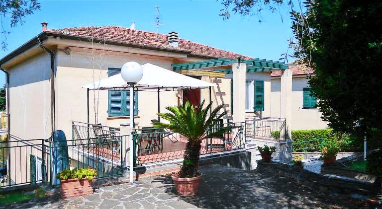 Rental apartment with patio — photo 4