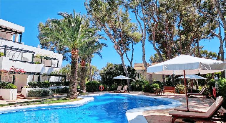 Serviced apartment with pool, yard & patio — photo 3