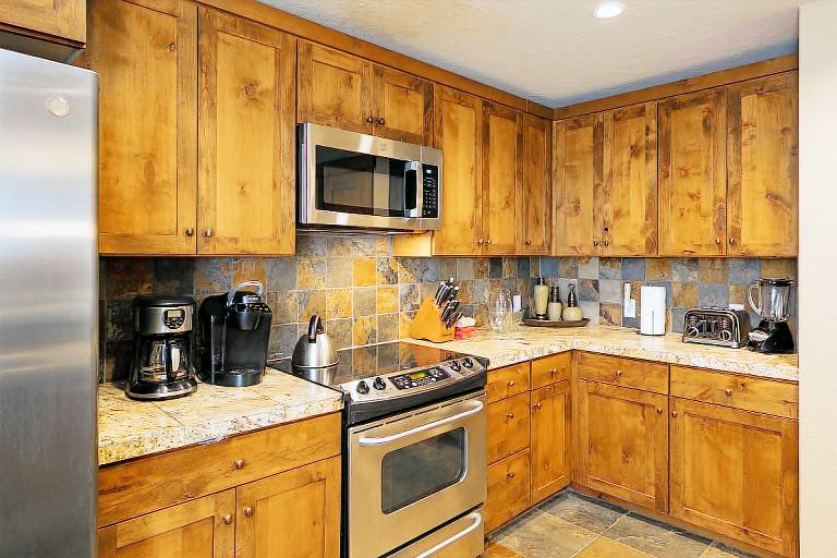 Family-oriented condo with fast internet, jacuzzi & heated pool | Mountain view | Close to the ski | Dogs allowed — photo 4