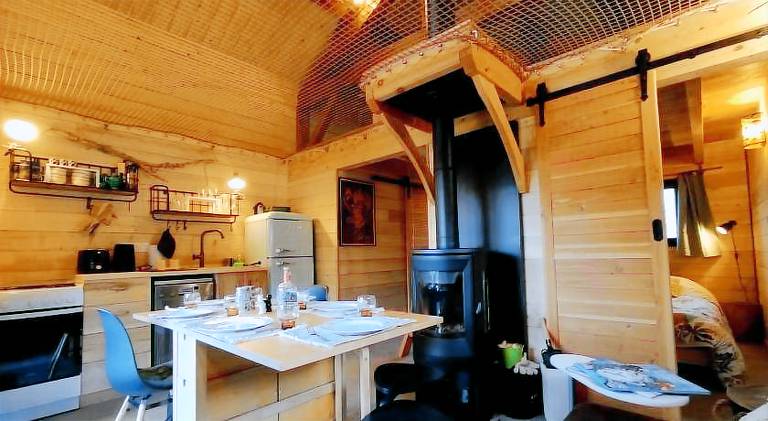 Lovely lodge with grill, garden & patio | Pets allowed — photo 4