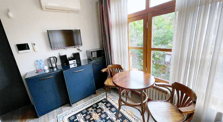 Apartment with yard & patio | Next to Old Tbilisi | Dogs allowed — photo 2