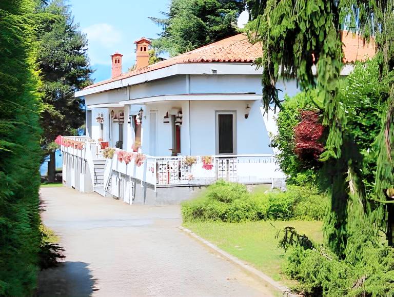Holiday apartment with 2 rooms for 4 persons in Roppolo