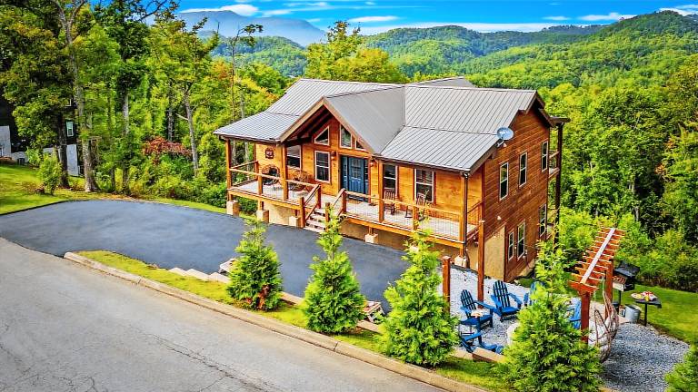 Family-friendly pleasant cabin with hot tub, grill & patio | Mountain view | Suitable for remote work | Dogs allowed — photo 2