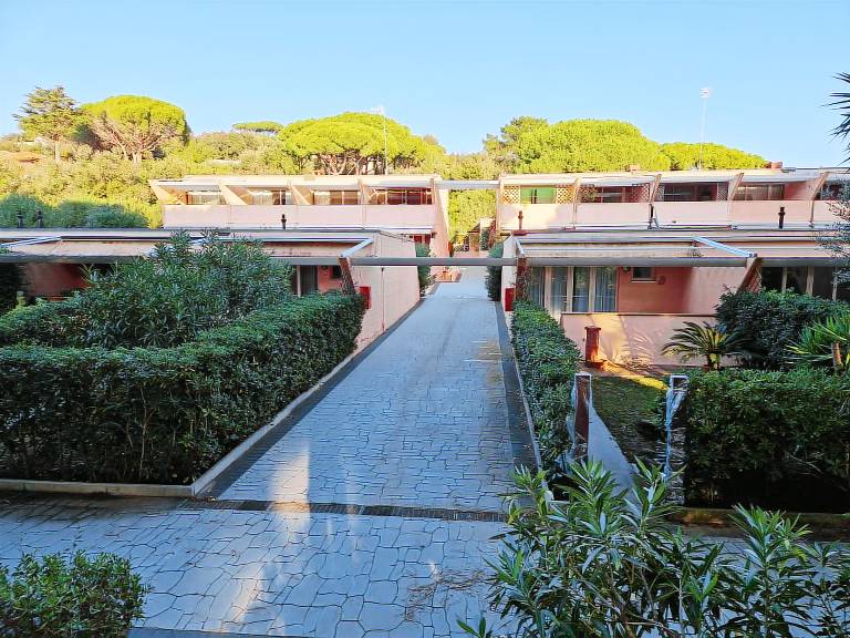 Holiday apartment with patio & pool | Close to the beach | Pets allowed — photo 4