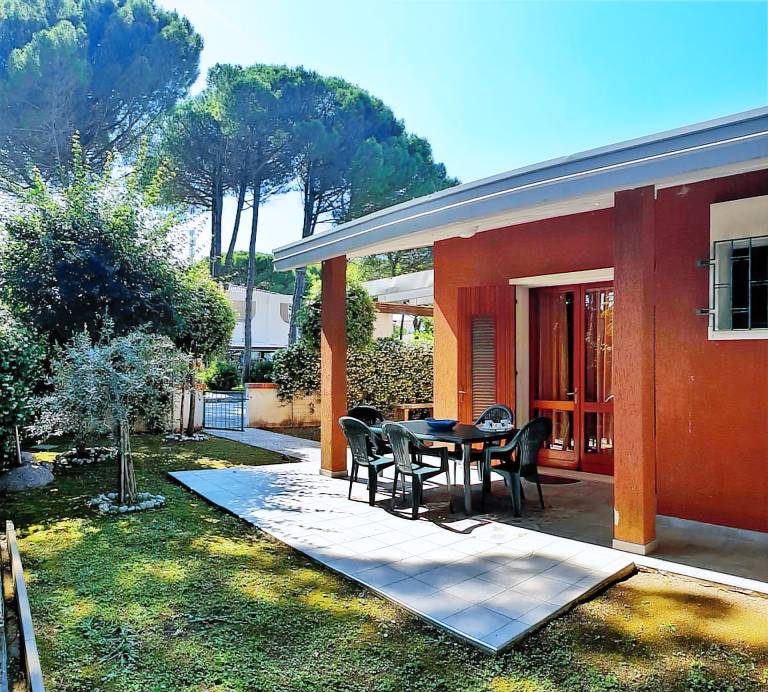 Family-oriented wonderful villa with patio & garden | Garden view | Next to the beach | Dogs allowed in Bibione