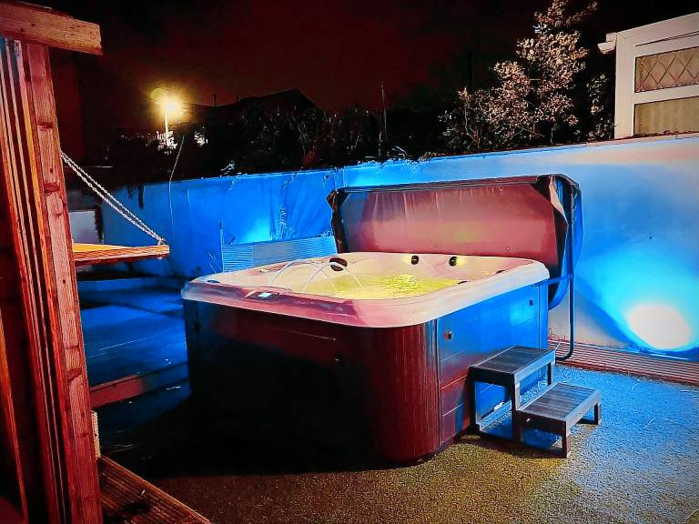 House with jacuzzi & garden — photo 3
