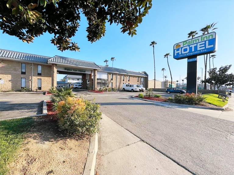 Palm Inn Hotel in Arlington Heights, CA