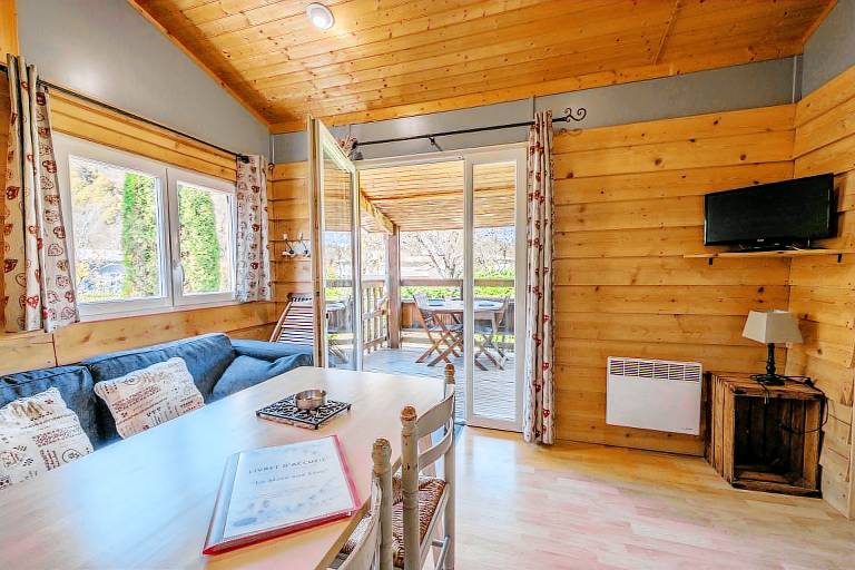 Chalet with patio, garden & pool | Mountain view — photo 4