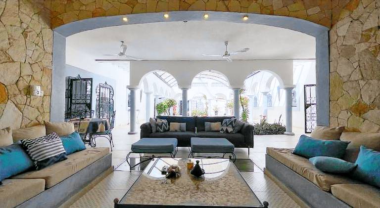 Vacation home with pool — photo 2