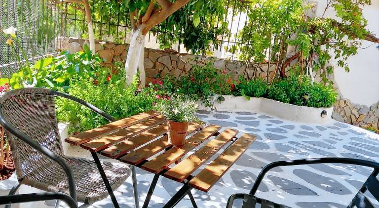 House with yard & terrace in Poros