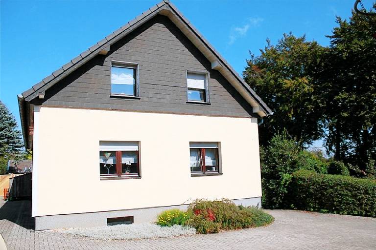 Apartment with terrace, yard & barbeque | Garden view in Monschau