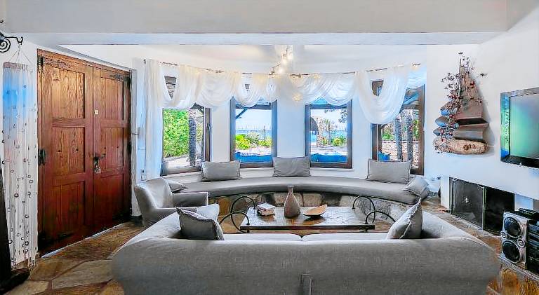 Efharis Beachfront Villa — photo 3