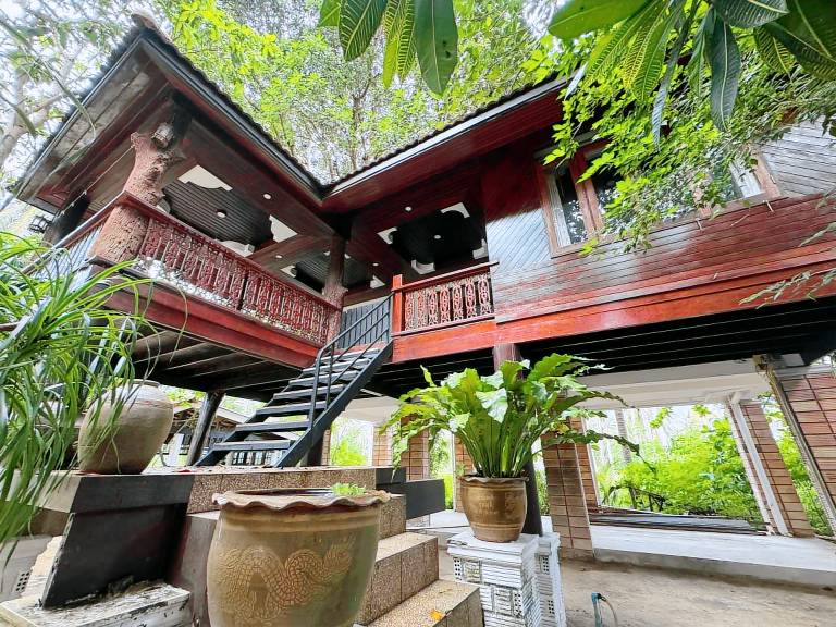 Wooden house in resort with pool&beach at 100m in Ko Pha-ngan