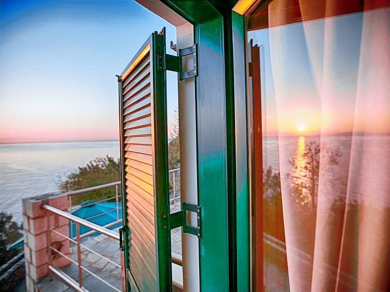 Fully equipped beautiful vacation home with barbecue, patio & yard | Nature view | Beach nearby | Pets are welcome — photo 4