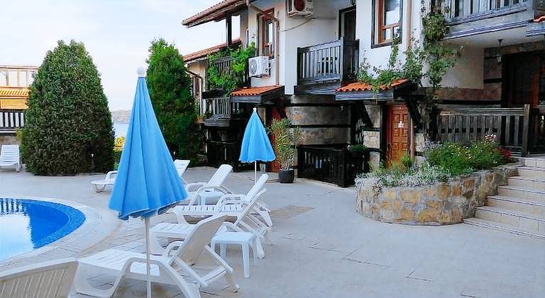 Holiday apartment with pool, garden & terrace — photo 4