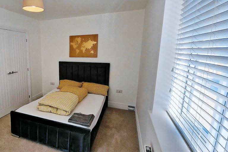 Peterborough - House - Sleeps 8 - Parking - Garden — photo 5
