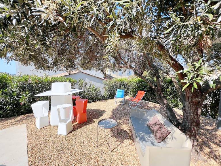 House with pool & yard — photo 4