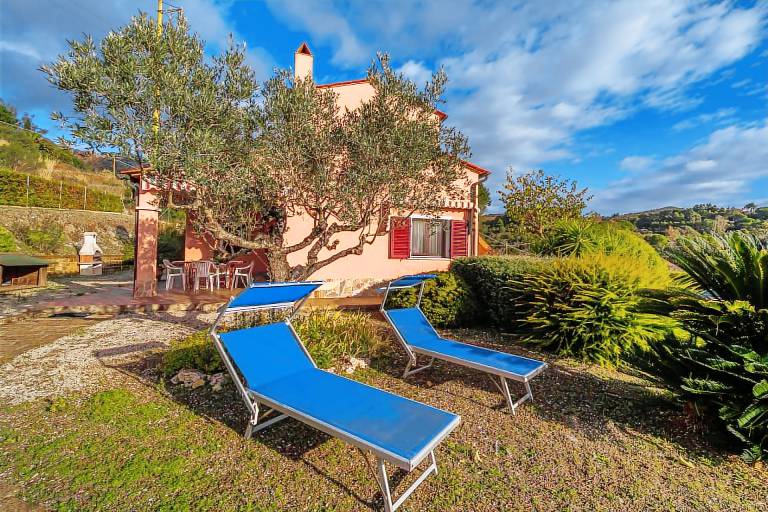 Villa with barbecue, patio & yard — photo 2