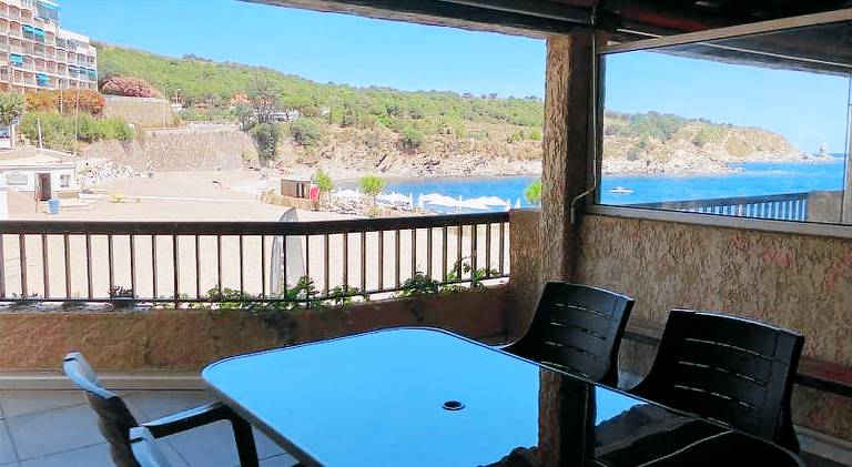 Holiday apartment with patio, barbeque & private pool | Next to the beach | Pets allowed — photo 3