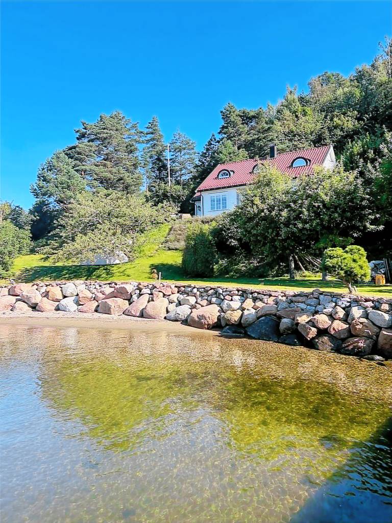 Children-friendly vacation home with BBQ, terrace & garden | Water view | Pet-friendly in Asker