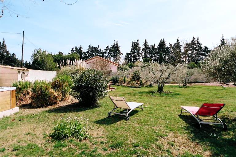 "Countryside Escape: Charm and Serenity in Isle-sur-la-Sorgue" — photo 4
