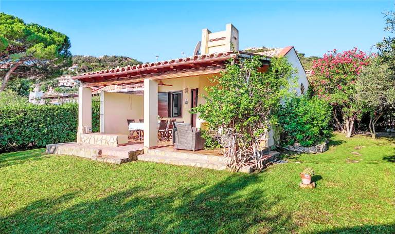 Villa with grill, garden & terrace | Garden view — photo 5