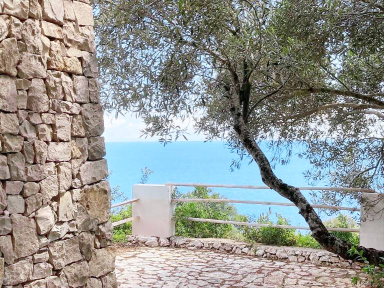 Villa with patio, garden & BBQ | Water view — photo 5