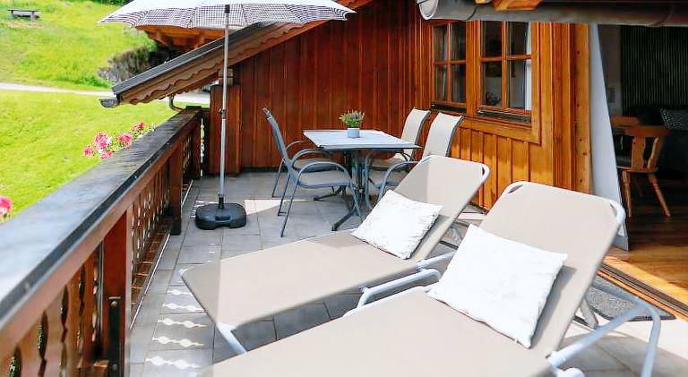 Apartment with yard & patio — photo 5