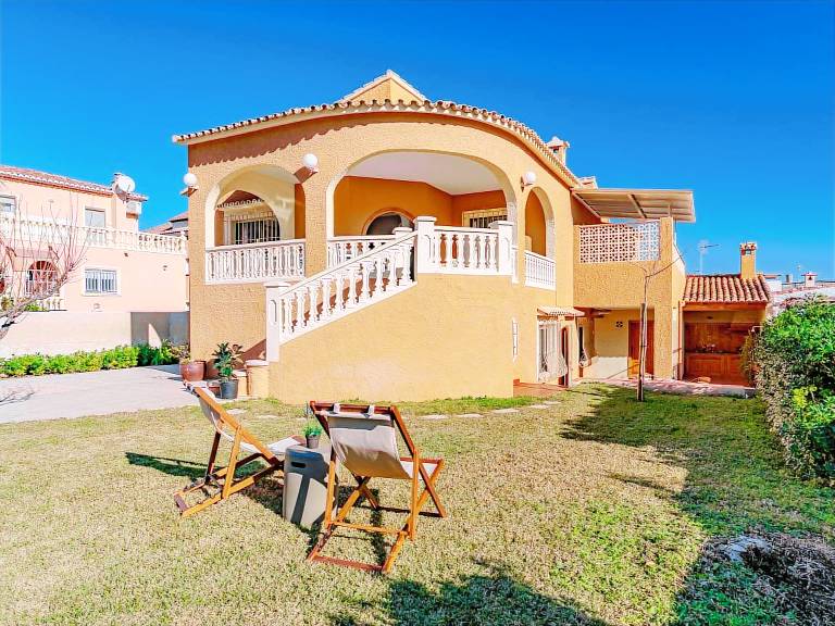 Vacation home with barbeque, garden & terrace in Denia