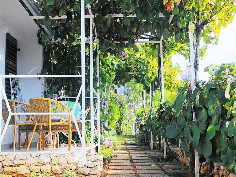 Apartment with grill, patio & yard | Sea view | Pet-friendly — photo 2