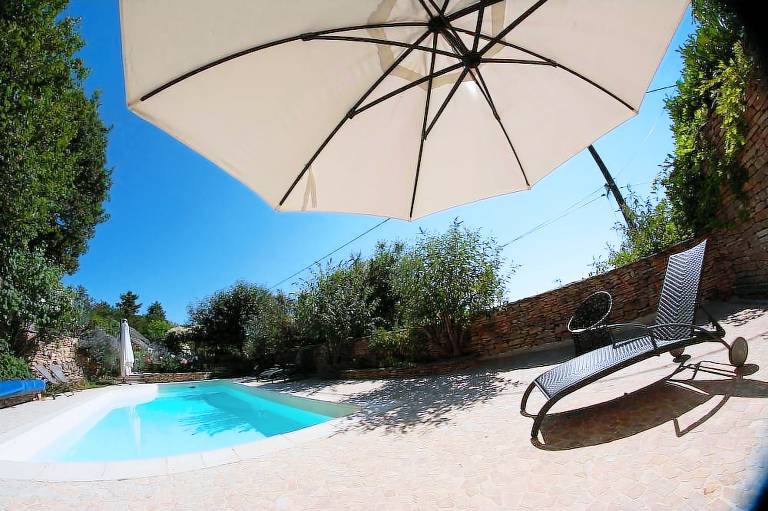 Vacation home with hot tub, barbeque & patio in Beaune