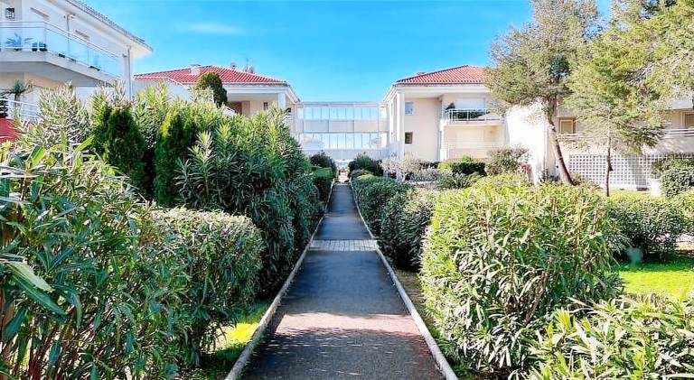 Apartment with pool | Beach nearby | Pet-friendly in Valbonne