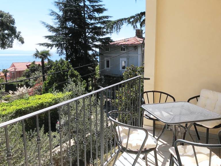 Fully equipped rental apartment with barbecue, yard & terrace | Sea view | Beach nearby | Pets allowed in Opatija