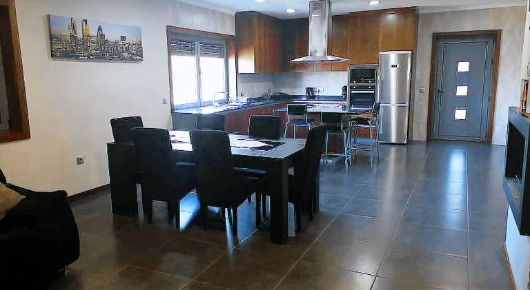 Vacation home with private pool, barbeque & yard — photo 5