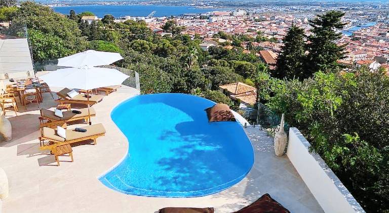 Villa with garden, private pool & terrace in Sète