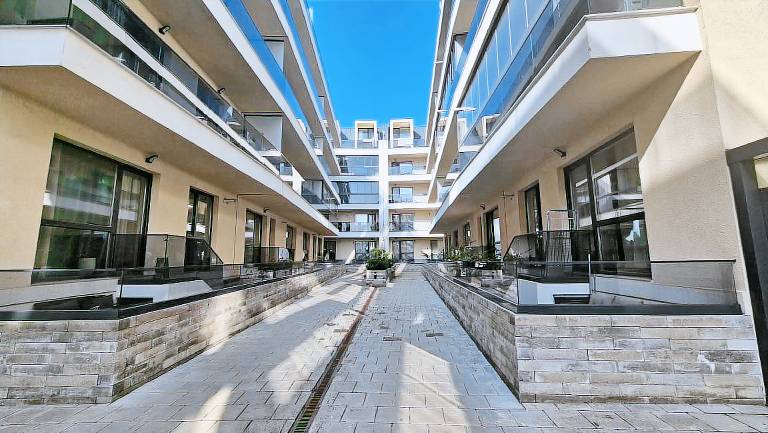 Apartment with terrace & hot tub | Next to Palace of the Parliament | Perfect for remote work | Pets are welcome — photo 4