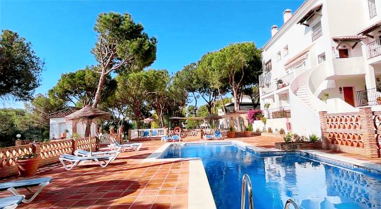 Holiday apartment with pool, yard & terrace — photo 3