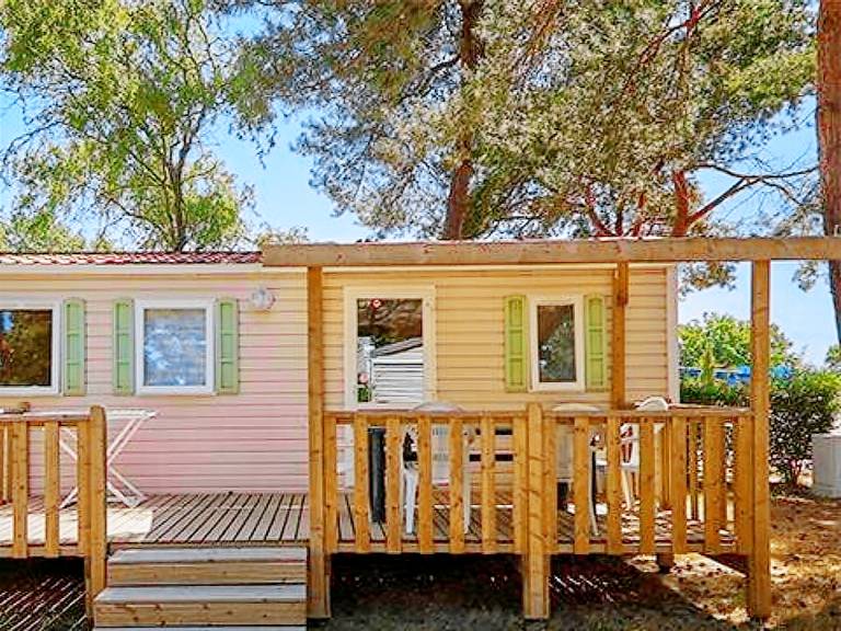 Family-friendly mobile home with patio & heated pool | Pet-friendly — photo 4