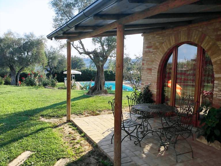 House with yard, pool & barbecue — photo 2