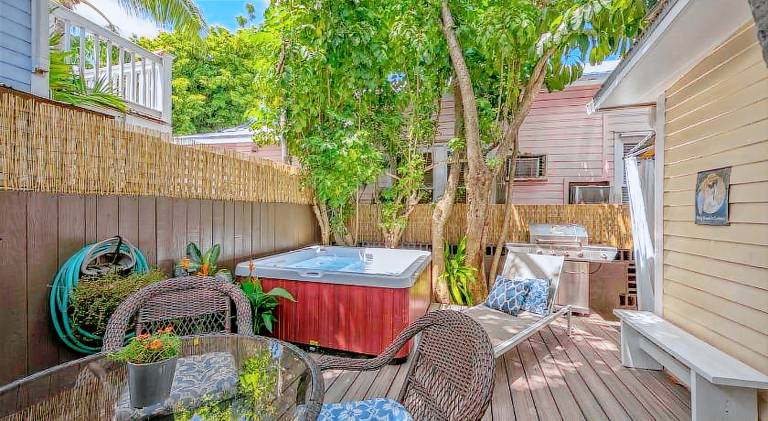 Holiday apartment with hot tub | Next to Southernmost Point — photo 5
