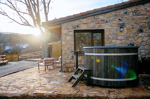 Lovely chalet with jacuzzi, garden & patio | Pet-friendly in Ávila
