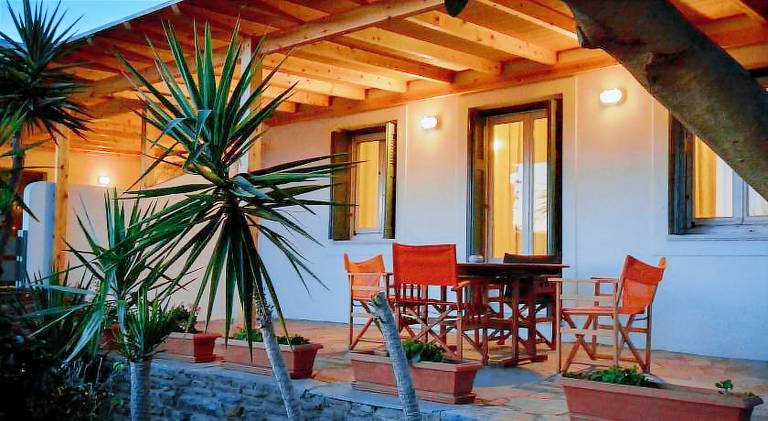 Villa with yard & terrace — photo 5