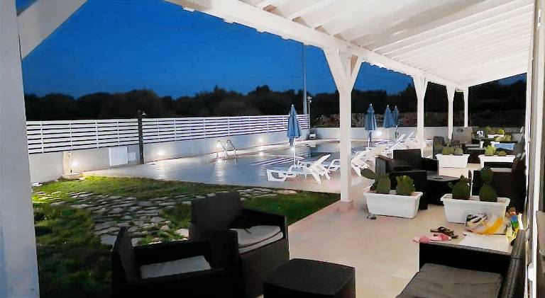 Serviced apartment with jacuzzi, garden & private pool in Avola