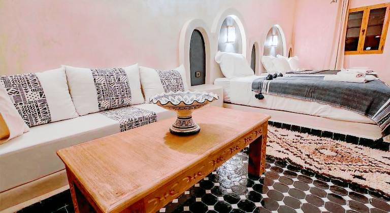Serviced apartment with garden, patio & pool — photo 2