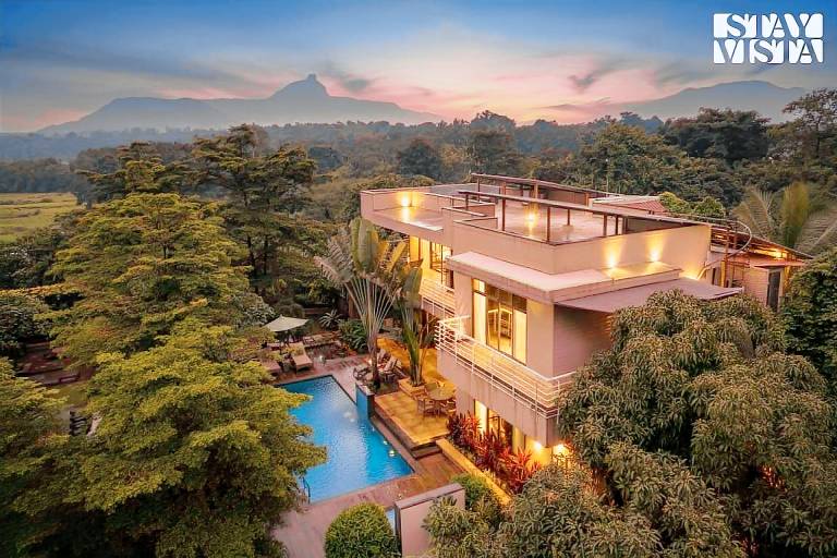 Villa with jacuzzi, pool & garden in Nashik