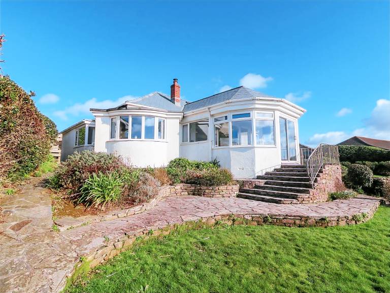 Cottage with patio & yard | Beach view — photo 2