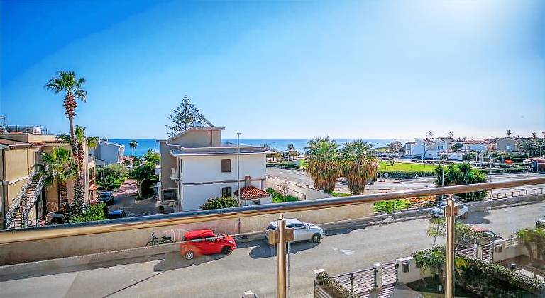 Vacation home with hot tub in Avola