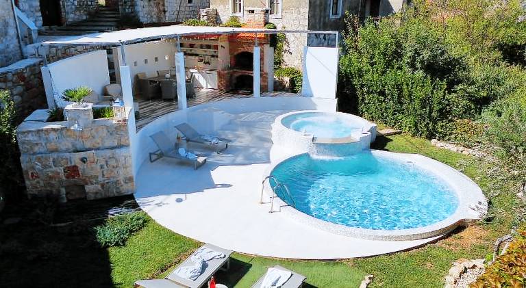 Vacation home with pool in Jelsa